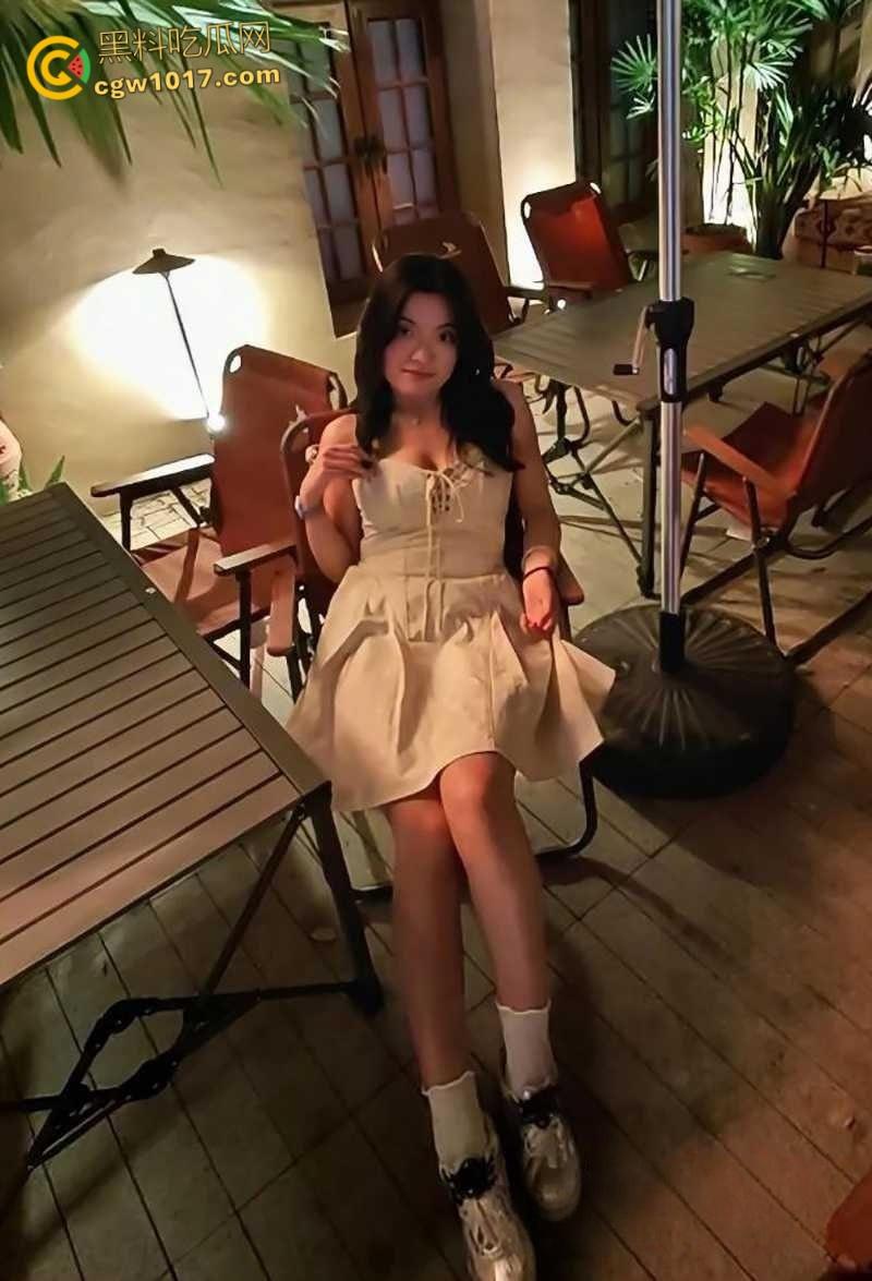 青岛巨乳良妻【许清栀】，圣诞制服装扮情趣猫耳，与情夫偷情约炮，吊带美乳女上骑乘，自拍露脸骚态尽显！-3