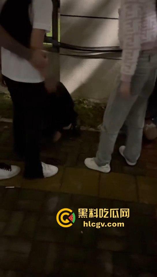 广西精神小妹霸凌两小仙女!暴露男友位置惹祸,小仙女被堵墙角皮带抽,场面真是狠得不行!-3