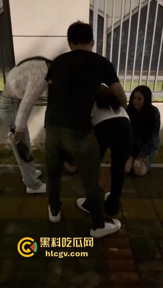 广西精神小妹霸凌两小仙女!暴露男友位置惹祸,小仙女被堵墙角皮带抽,场面真是狠得不行!-4