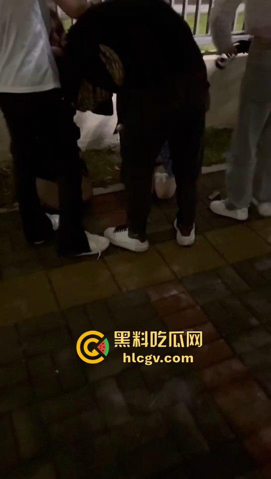 广西精神小妹霸凌两小仙女!暴露男友位置惹祸,小仙女被堵墙角皮带抽,场面真是狠得不行!-5