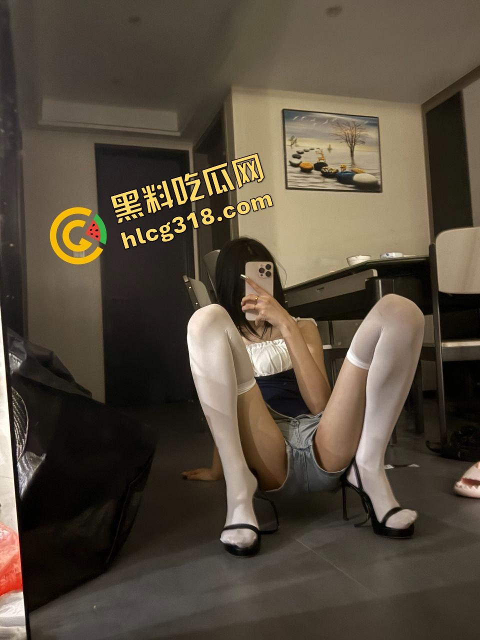 抖音大长腿女主播『草莓泡芙猫』线上擦边线下卖逼，榜一大哥打赏几个W直接骑脖子吃鸡巴，这才是流量变现！-2