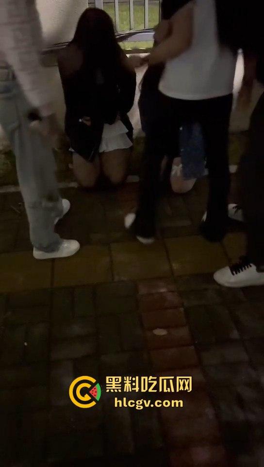 广西精神小妹霸凌两小仙女!暴露男友位置惹祸,小仙女被堵墙角皮带抽,场面真是狠得不行!-10