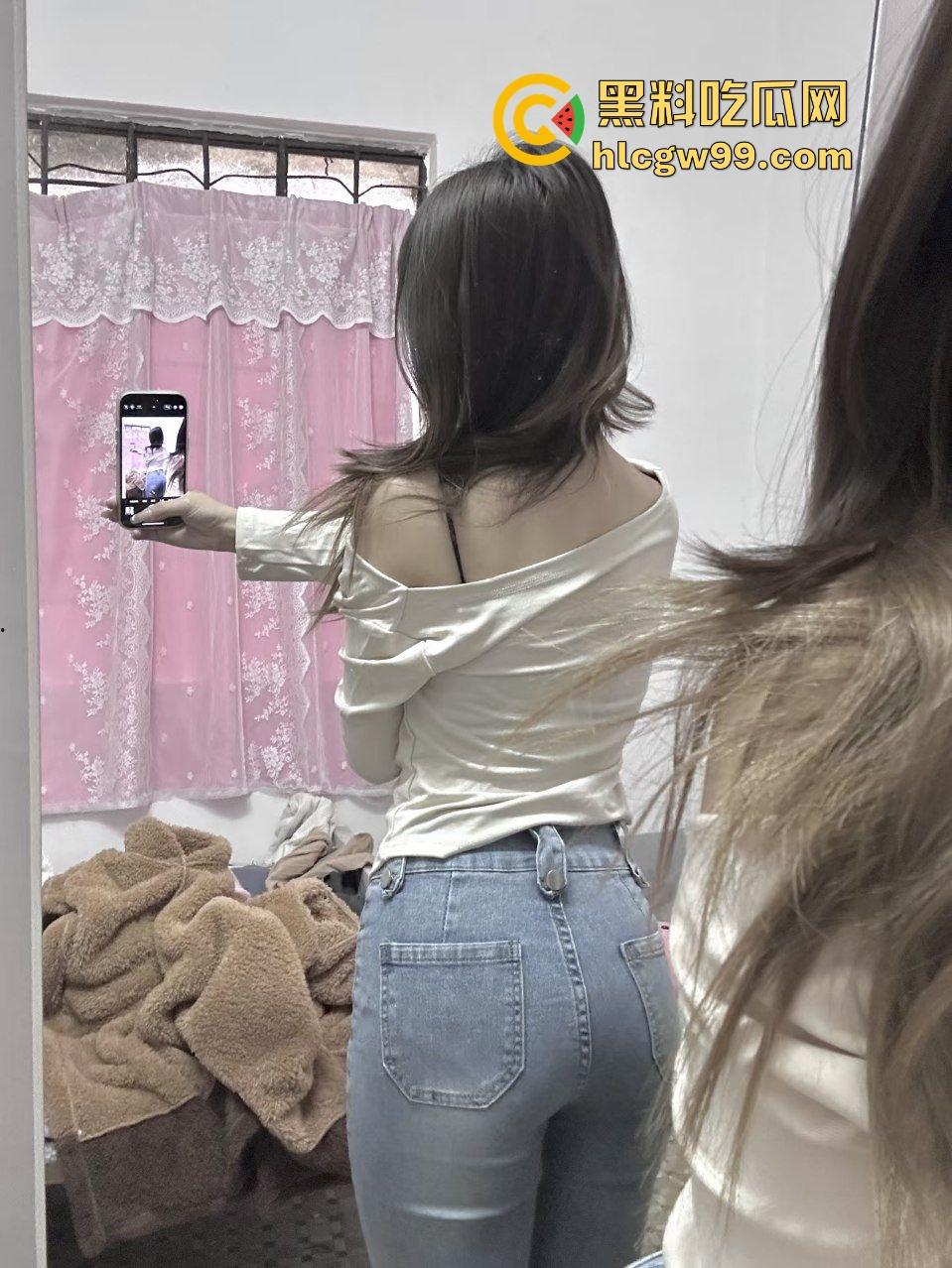 情人节酒店舔逼夜大战！土豪光头佬约炮反差母狗女学生【朱茴】不停挥舌舔逼糟蹋中出嫩妹！性爱泄密独家流出-4