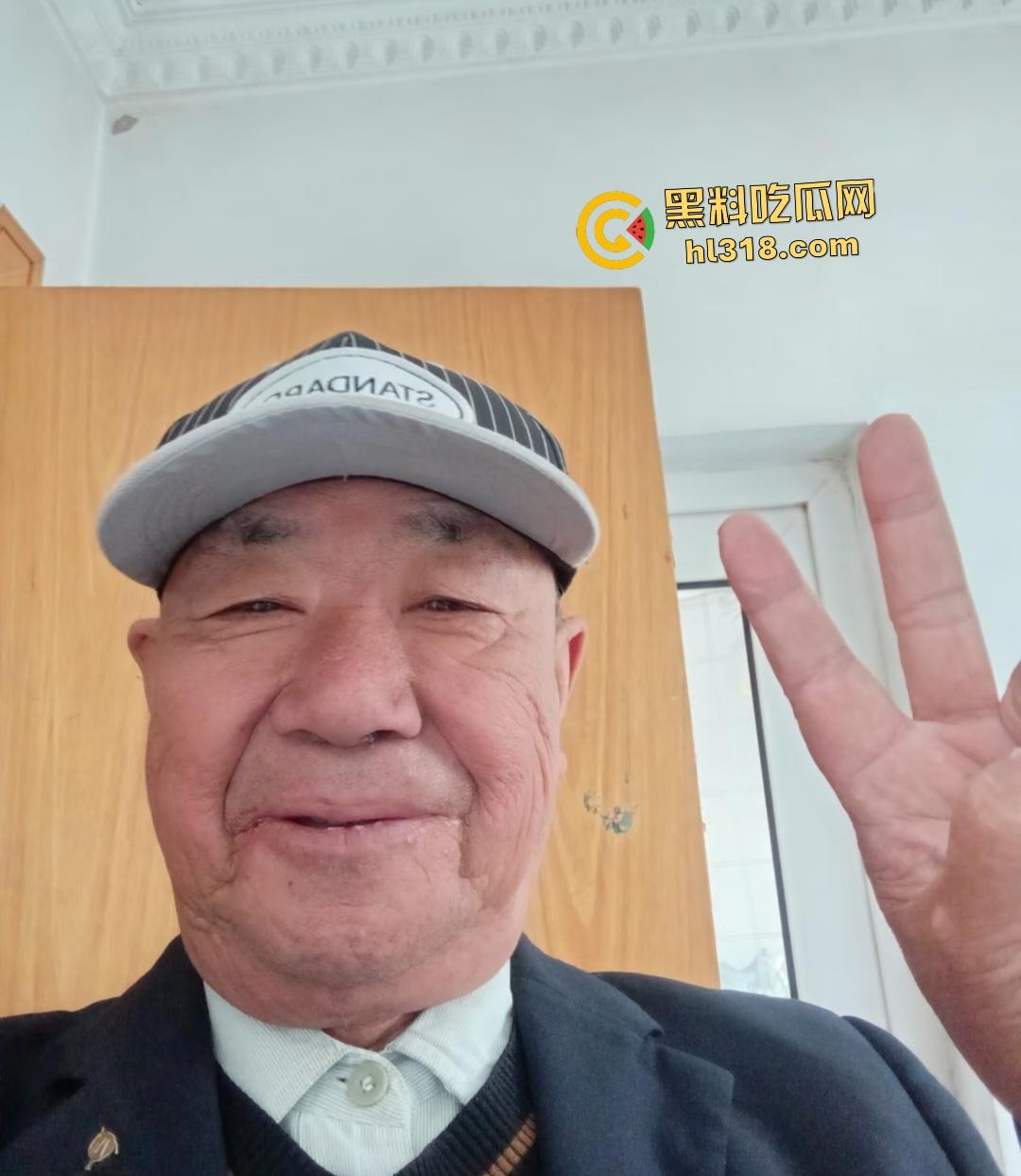 深圳电梯惊现老大爷脱裤拉屎，出电梯一直站在门口不让电梯下去，还忘拉裤子，老年痴呆还是坏人变老？-1