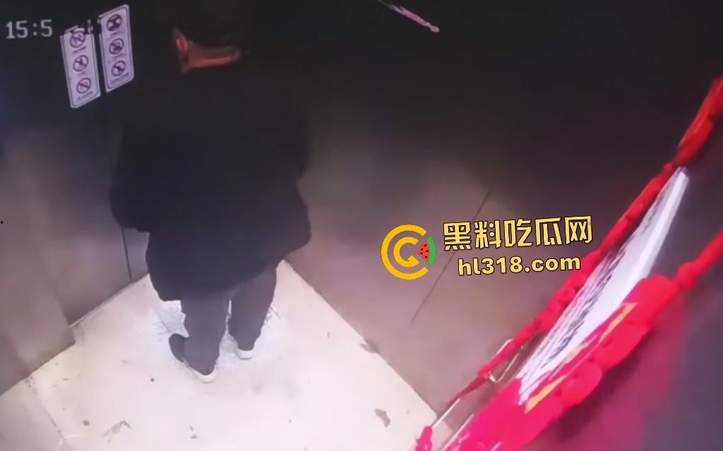 深圳电梯惊现老大爷脱裤拉屎，出电梯一直站在门口不让电梯下去，还忘拉裤子，老年痴呆还是坏人变老？-2