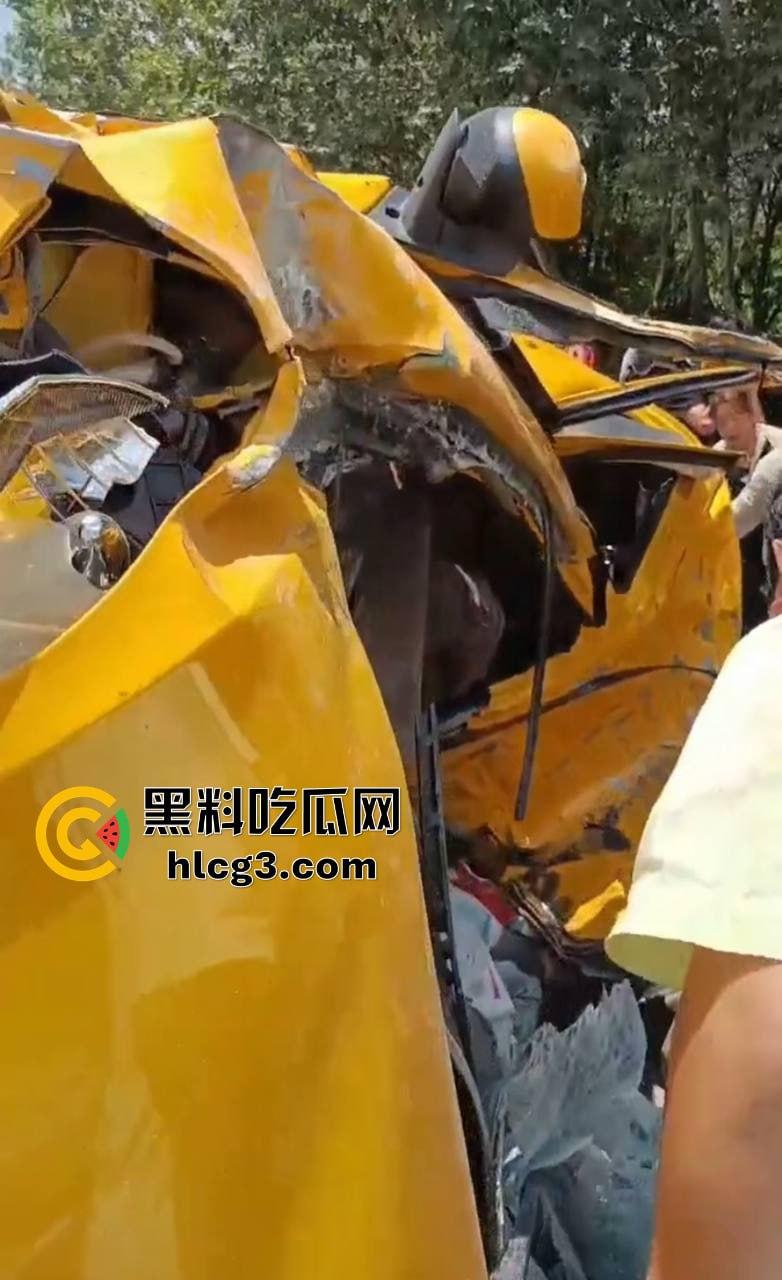 昆明西苑立交重大车祸！两车相撞一车被碾压 江铃汽车车主当场死亡-4