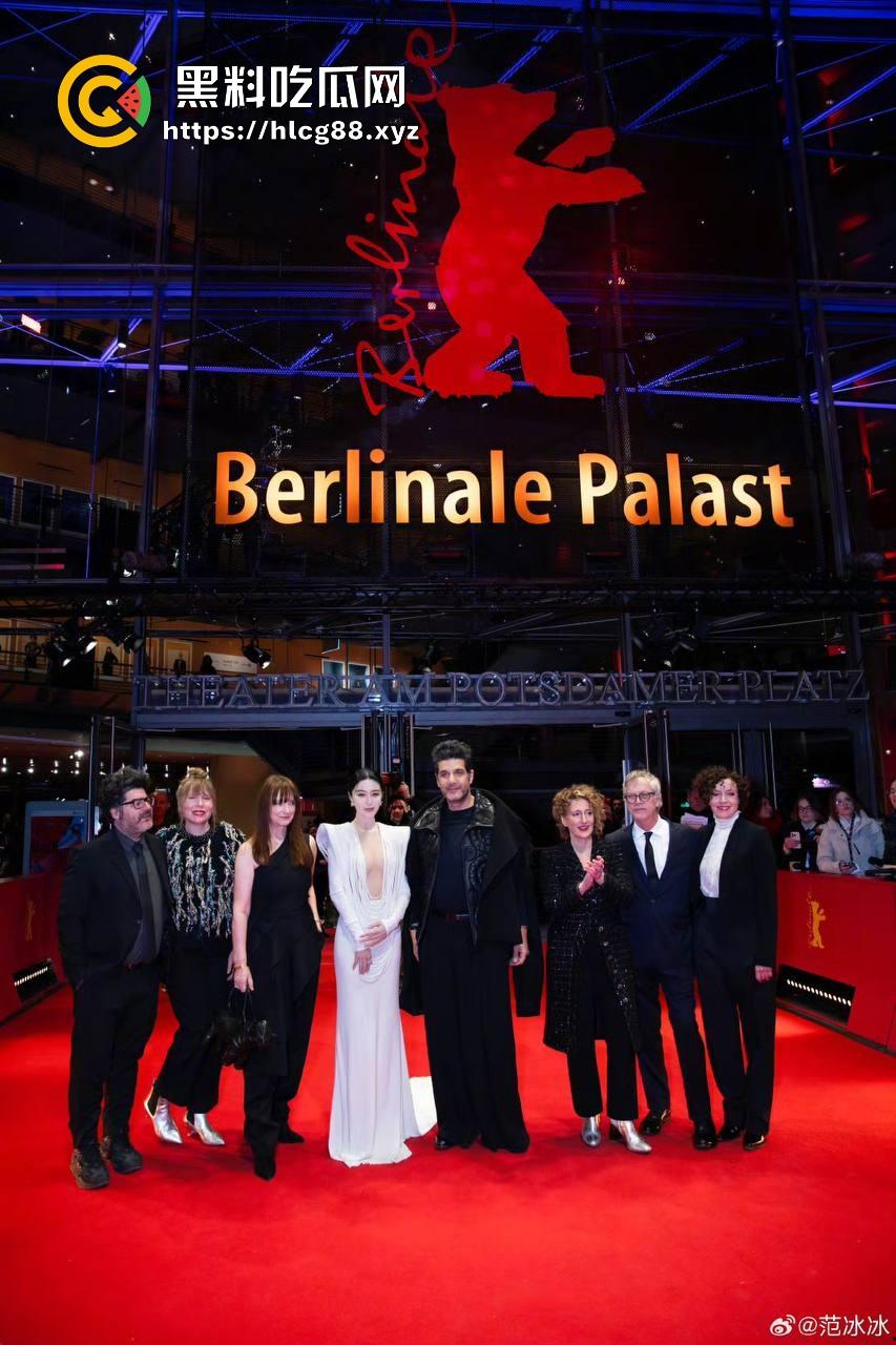 范冰冰终于复出!爆冷当选柏林电影节评委 深V露奶礼服性感出场 胸贴走光引爆全场!-2