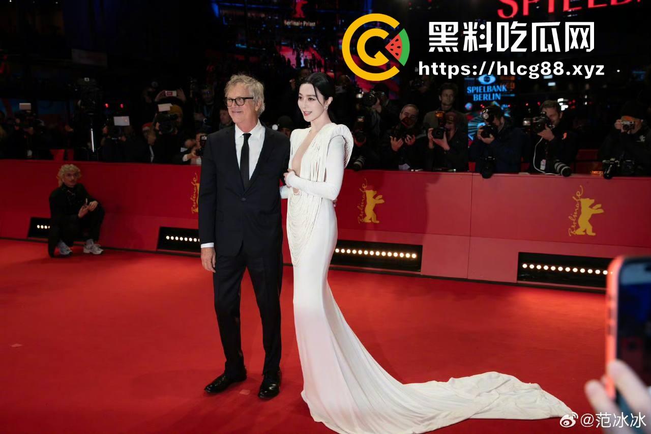 范冰冰终于复出!爆冷当选柏林电影节评委 深V露奶礼服性感出场 胸贴走光引爆全场!-3