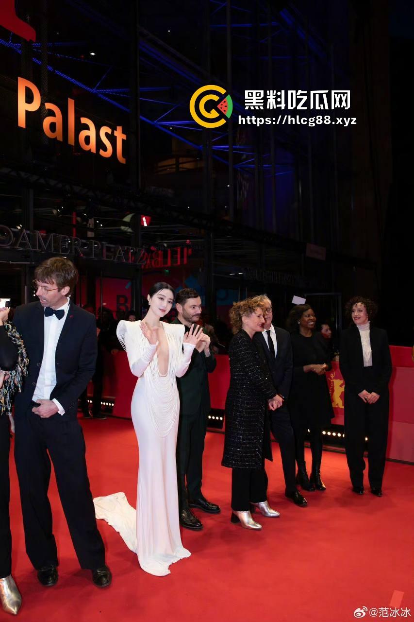 范冰冰终于复出!爆冷当选柏林电影节评委 深V露奶礼服性感出场 胸贴走光引爆全场!-4