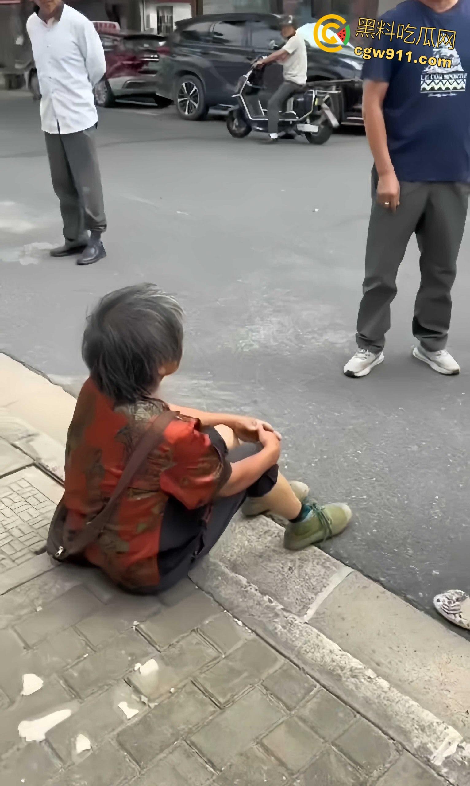 上海一女子路边停车,被老人推着板车刮了车衣,本想简单沟通,却不料老太太突然倒地撒泼打滚 !-4