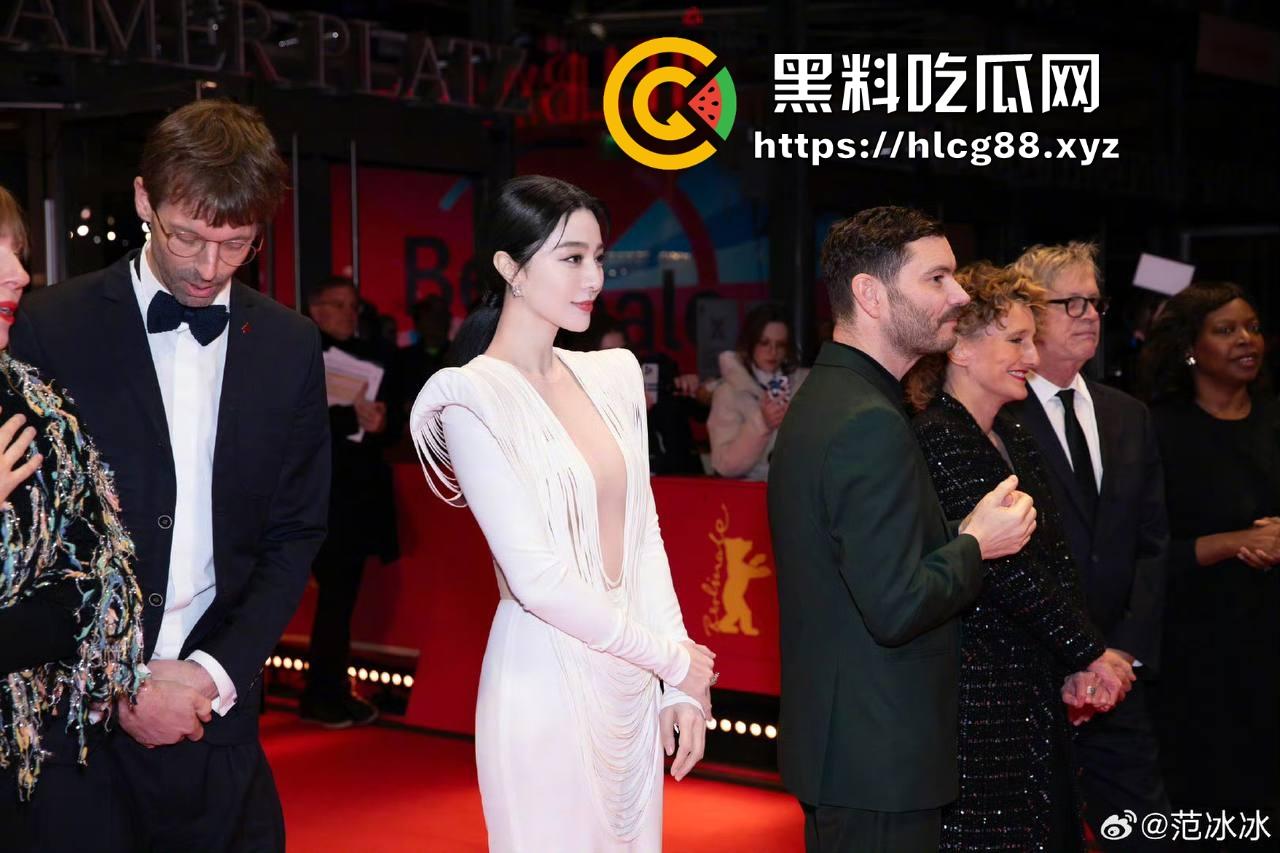 范冰冰终于复出!爆冷当选柏林电影节评委 深V露奶礼服性感出场 胸贴走光引爆全场!-5