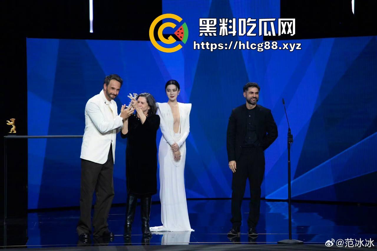 范冰冰终于复出!爆冷当选柏林电影节评委 深V露奶礼服性感出场 胸贴走光引爆全场!-6