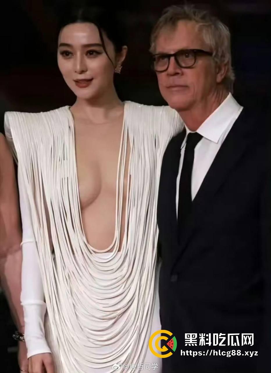 范冰冰终于复出!爆冷当选柏林电影节评委 深V露奶礼服性感出场 胸贴走光引爆全场!-7