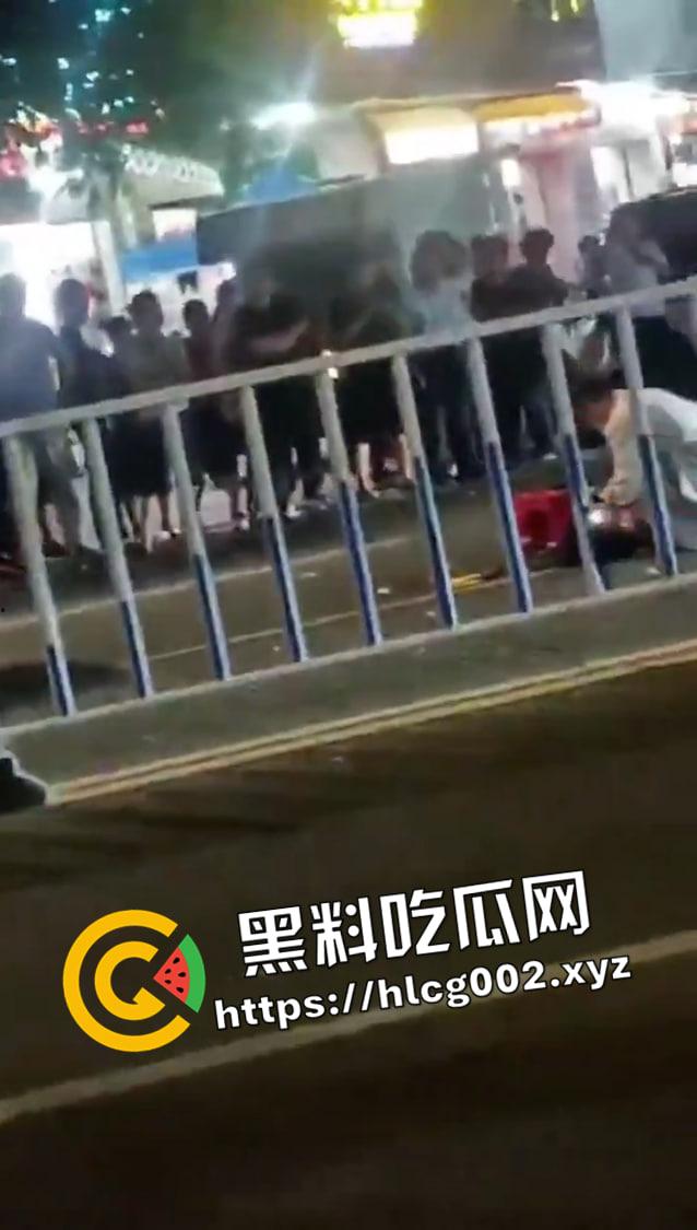 广东揭阳普宁精神小伙砍人现场!两人当场盖布吃席 现场画面曝光-4