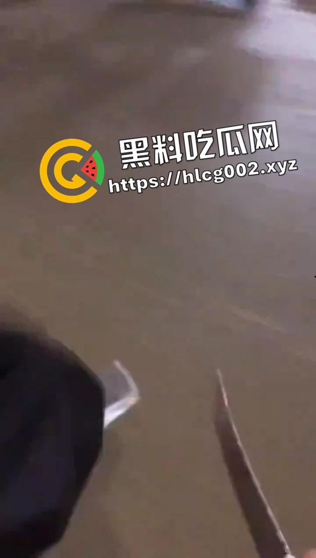 广东揭阳普宁精神小伙砍人现场!两人当场盖布吃席 现场画面曝光-5