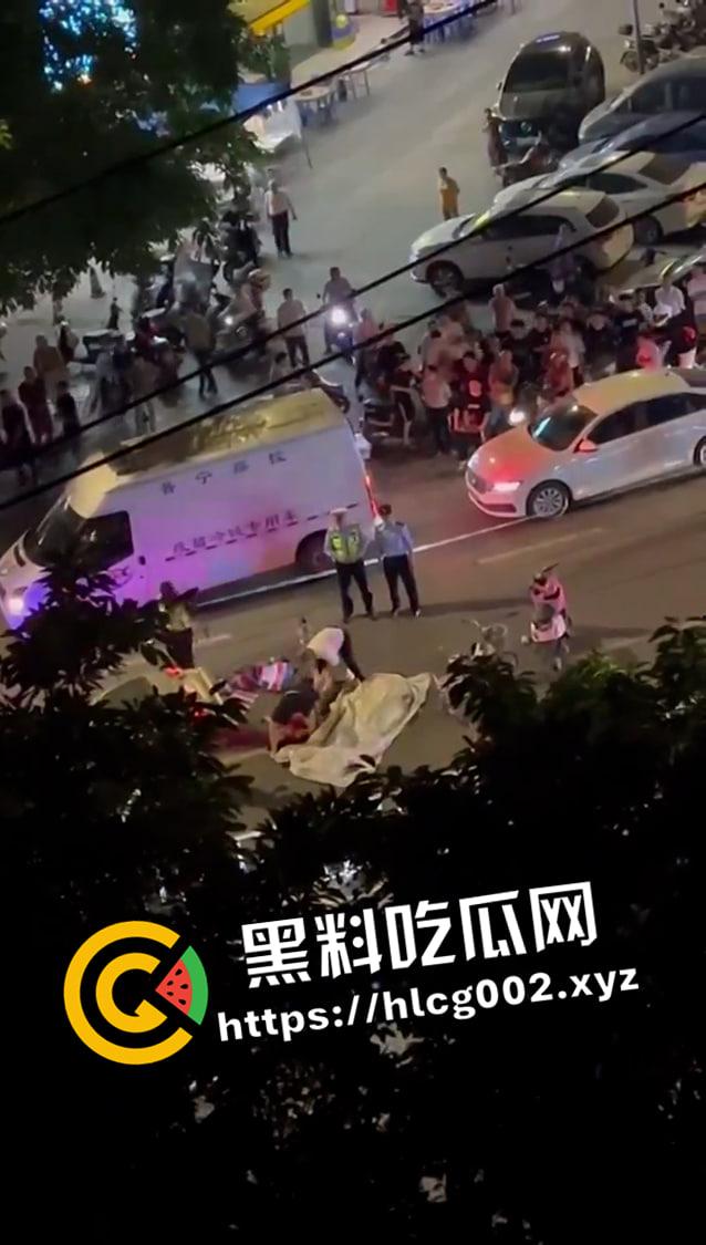 广东揭阳普宁精神小伙砍人现场!两人当场盖布吃席 现场画面曝光-6