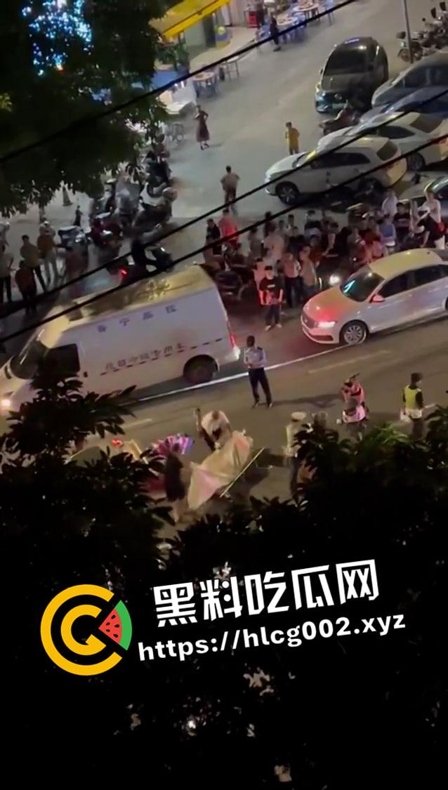 广东揭阳普宁精神小伙砍人现场!两人当场盖布吃席 现场画面曝光-7