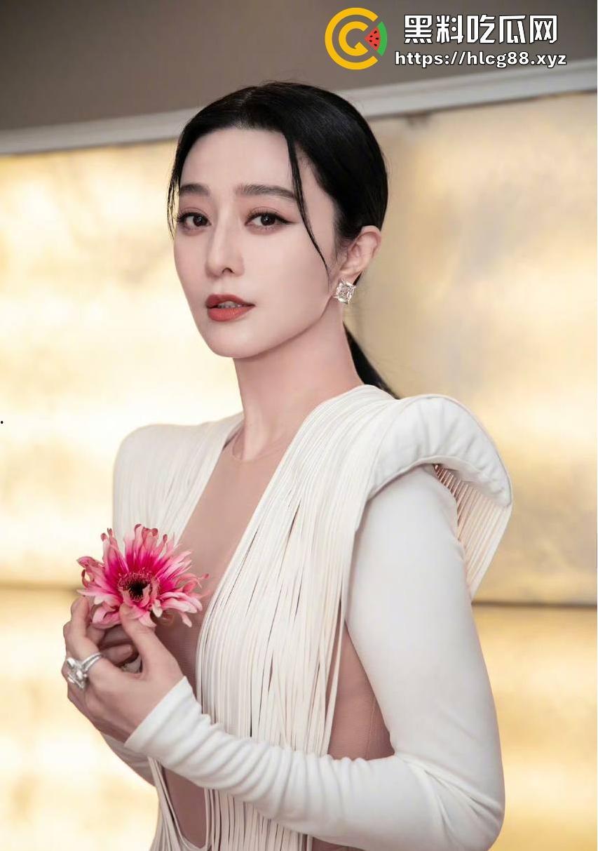 范冰冰终于复出!爆冷当选柏林电影节评委 深V露奶礼服性感出场 胸贴走光引爆全场!-12