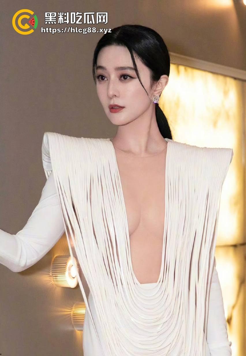 范冰冰终于复出!爆冷当选柏林电影节评委 深V露奶礼服性感出场 胸贴走光引爆全场!-14