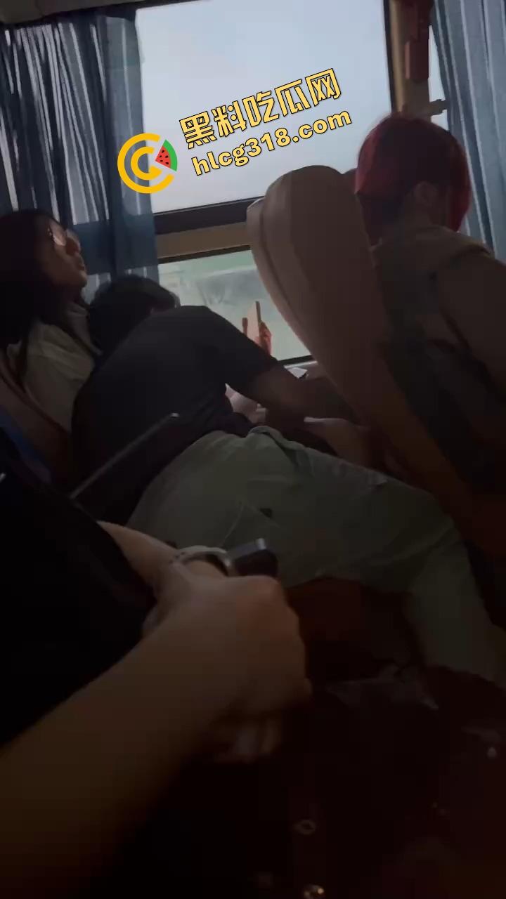 客车情侣野路子玩花样，男的当众抠小骚穴，女的事后贴心拿纸擦手，被偷拍还回怼关你屌事，老子就爱玩！-2