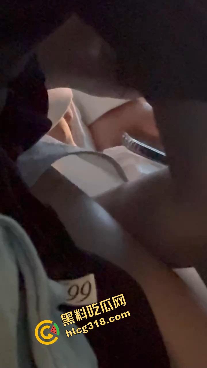 客车情侣野路子玩花样，男的当众抠小骚穴，女的事后贴心拿纸擦手，被偷拍还回怼关你屌事，老子就爱玩！-5