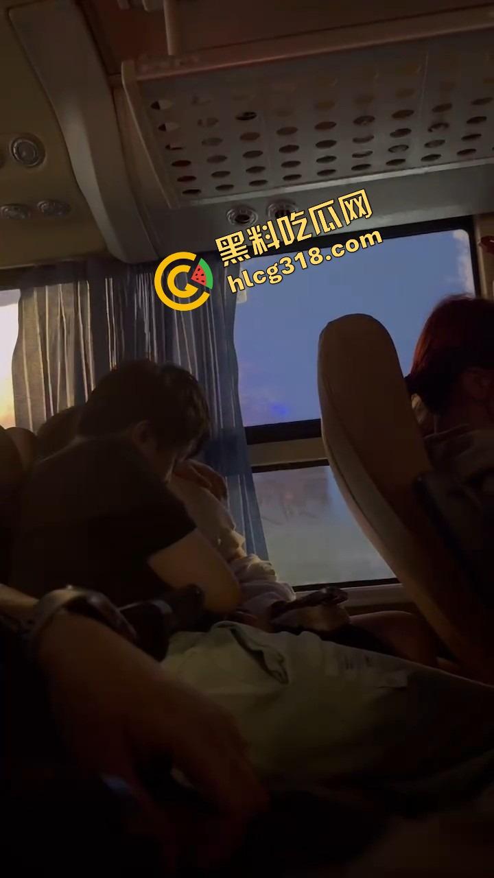客车情侣野路子玩花样，男的当众抠小骚穴，女的事后贴心拿纸擦手，被偷拍还回怼关你屌事，老子就爱玩！-8