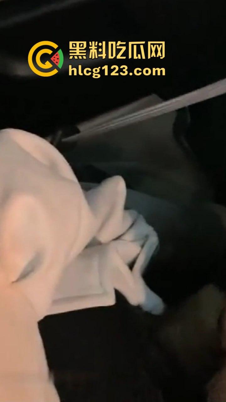 瓜友投稿：迷奸大学女同学，喝醉之后直接带到酒店内射，女主全程懵逼，估计以为是在做梦！-7