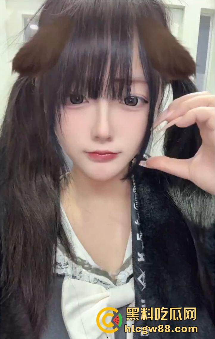 福建福清【 顾茹馨】19岁就玩疯了，大尺度Cos扮母狗，情趣装裹不住的骚气，全程扭腰掰腿等人来操！-1