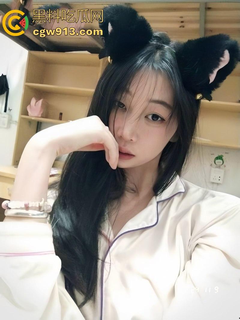 广州白云学院清纯少女【赵莉】私密视频流出，绝美脸蛋黑丝美腿，白嫩淫穴自慰淫水狂喷，简直就是极品！-2