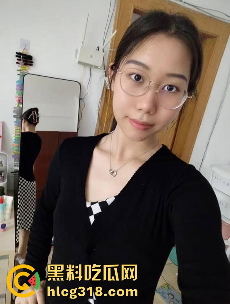 用逼结帐付烧烤费用！广西南宁学生妹【李雪芮】，故意真空出门勾引，被烧烤店老板大叔爆操！-1