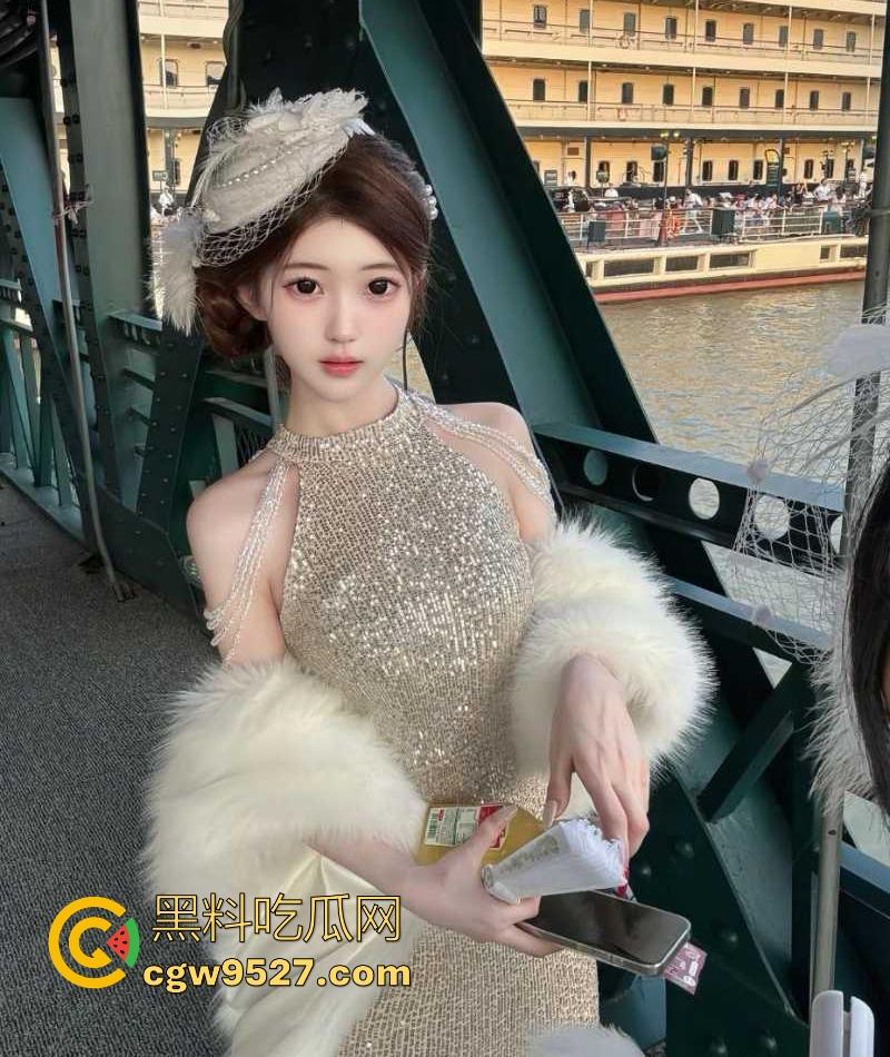 上海工商学院【刘亚雯】被金主爆操视频流出!情趣女仆装开档丝袜,后入狂野花式做爱,反差的极致魅惑!-2