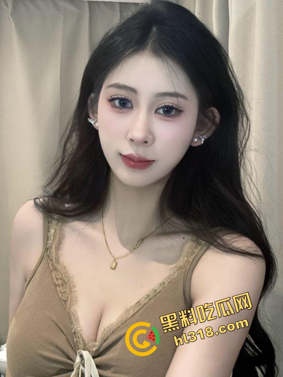 推特绿帽狠人『暴躁君S』操翻人妻少妇，3P轮番爆射，户外露出道具调教，高潮喷水像开闸放水！-1