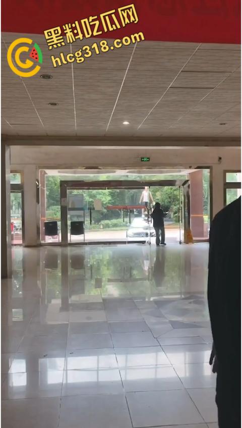 长沙某大学惊魂日,一男子持刀伤人砸车,甚至都惊动特警出警,这到底是恩怨还是精神病 ?-7