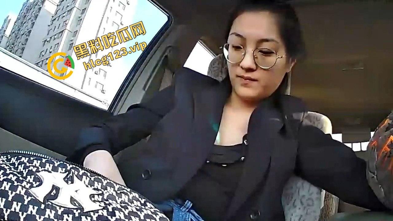 真实情侣泄密！反差婊眼镜娘驾驶位摸奶挑逗，居家打电话打飞机，全程骚到爆！-4