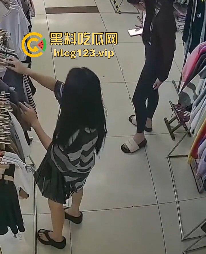 国服快枪手出手！商场里对鲨鱼裤妹子来了一发，美女懵逼问为什么往我裤子上喷水？-3