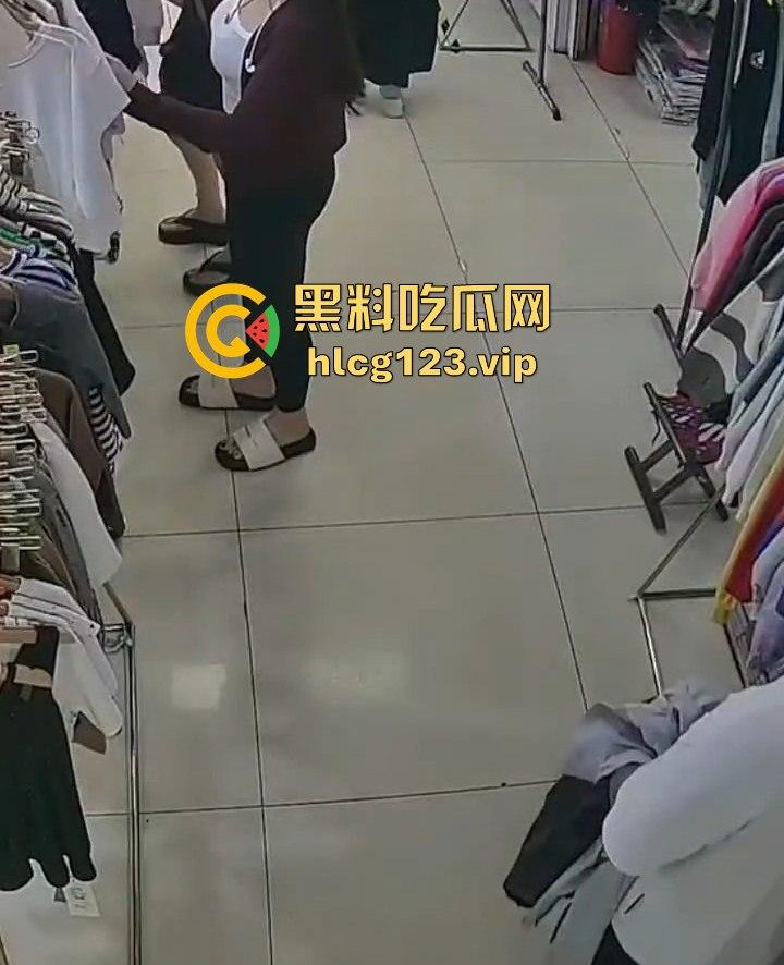 国服快枪手出手！商场里对鲨鱼裤妹子来了一发，美女懵逼问为什么往我裤子上喷水？-4