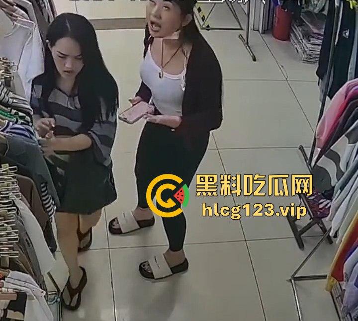 国服快枪手出手！商场里对鲨鱼裤妹子来了一发，美女懵逼问为什么往我裤子上喷水？-6