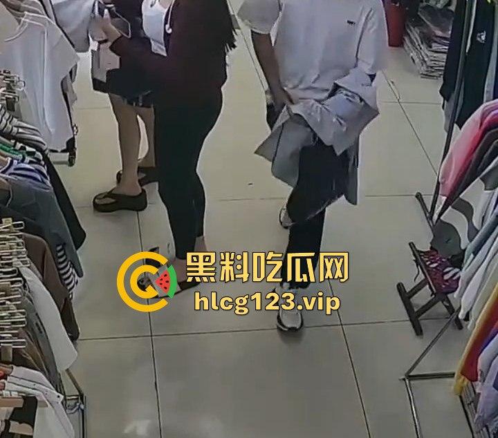 国服快枪手出手！商场里对鲨鱼裤妹子来了一发，美女懵逼问为什么往我裤子上喷水？-8