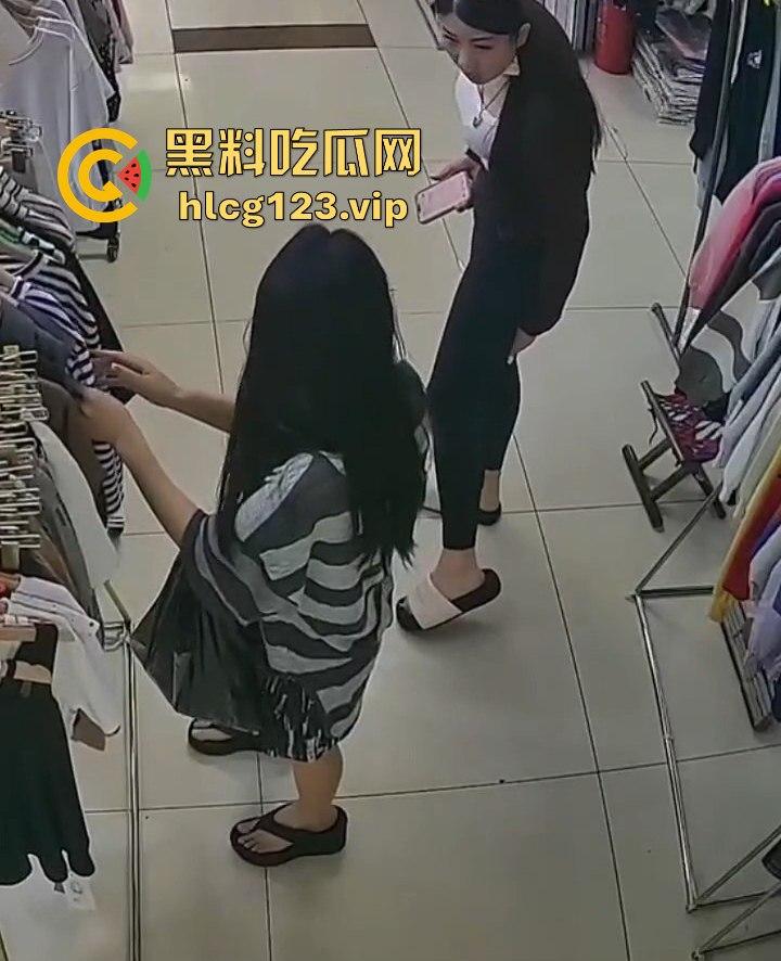 国服快枪手出手！商场里对鲨鱼裤妹子来了一发，美女懵逼问为什么往我裤子上喷水？-10