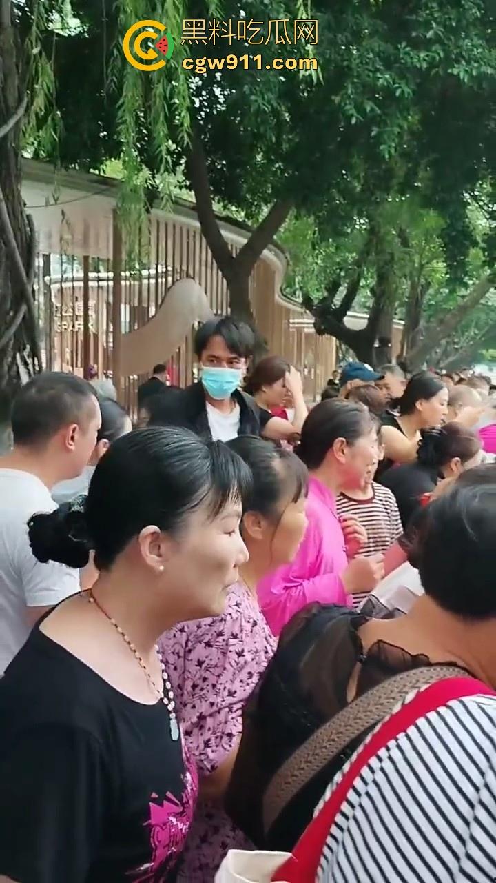 四川成都性感微胖姑娘年纪轻轻跳河，却被好心人救上来，感觉像为情所伤，大妈都纷纷围观！-5