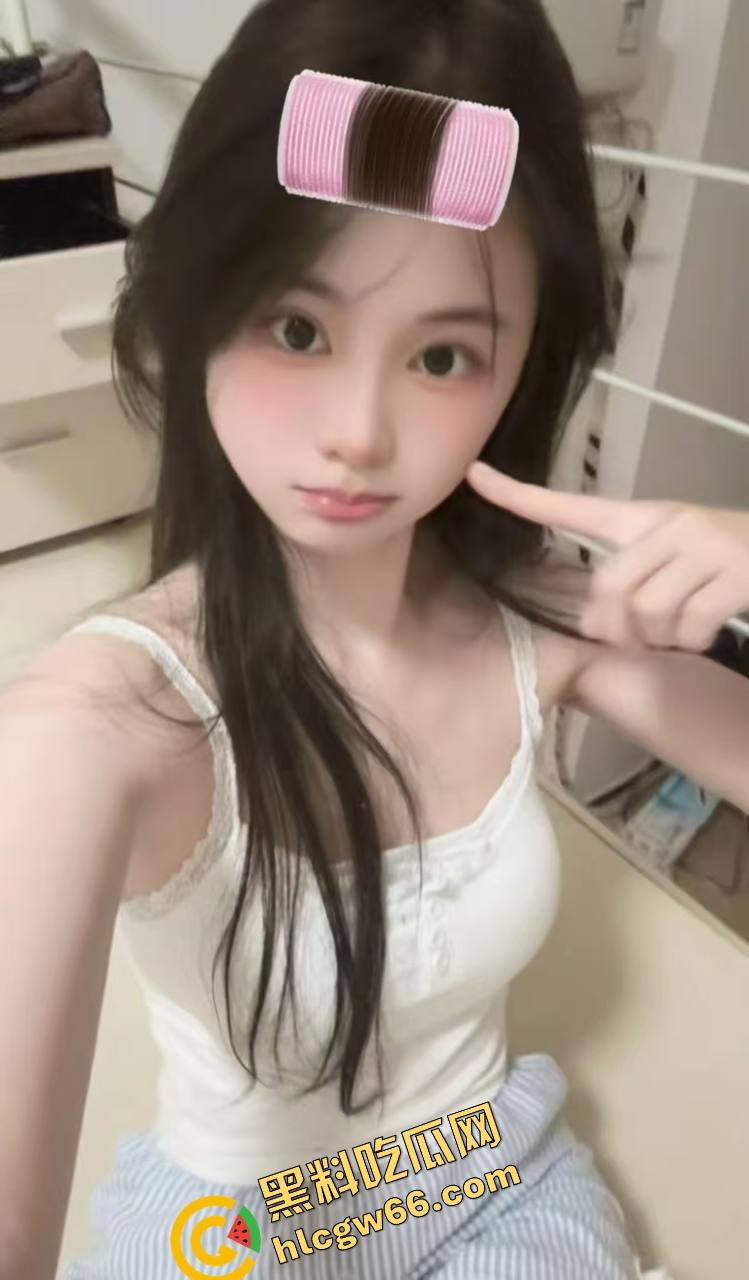 火车卧铺偷拍红内裤嫩妹，裤衩勒紧嫩缝露馅，掀裙偷看白腿夹得人心痒痒，这骚货睡梦中都欠干得要命！-1