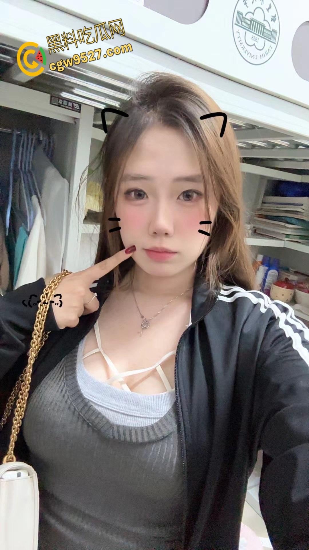 河北金贸大学清纯学生妹【梁婧雯】,情侣真实自拍流出!情趣内衣勾勒火辣身材,大胆展示美乳粉穴!-1