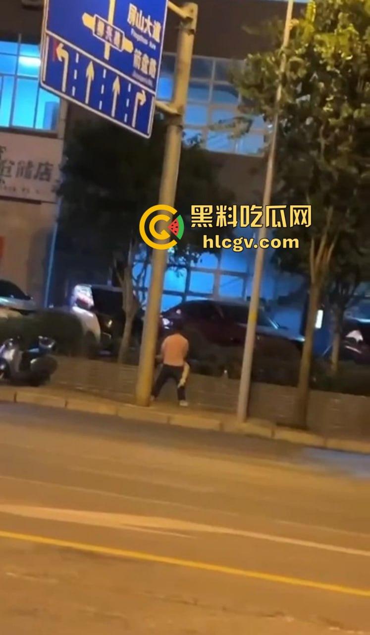 柳州醉酒女子街头遭当众侵犯！人来人往却无人制止，路人冷漠围观拍下全过程！深夜街头直播令人发指！-14