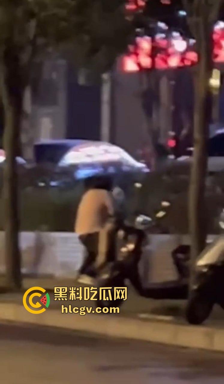 柳州醉酒女子街头遭当众侵犯！人来人往却无人制止，路人冷漠围观拍下全过程！深夜街头直播令人发指！-15