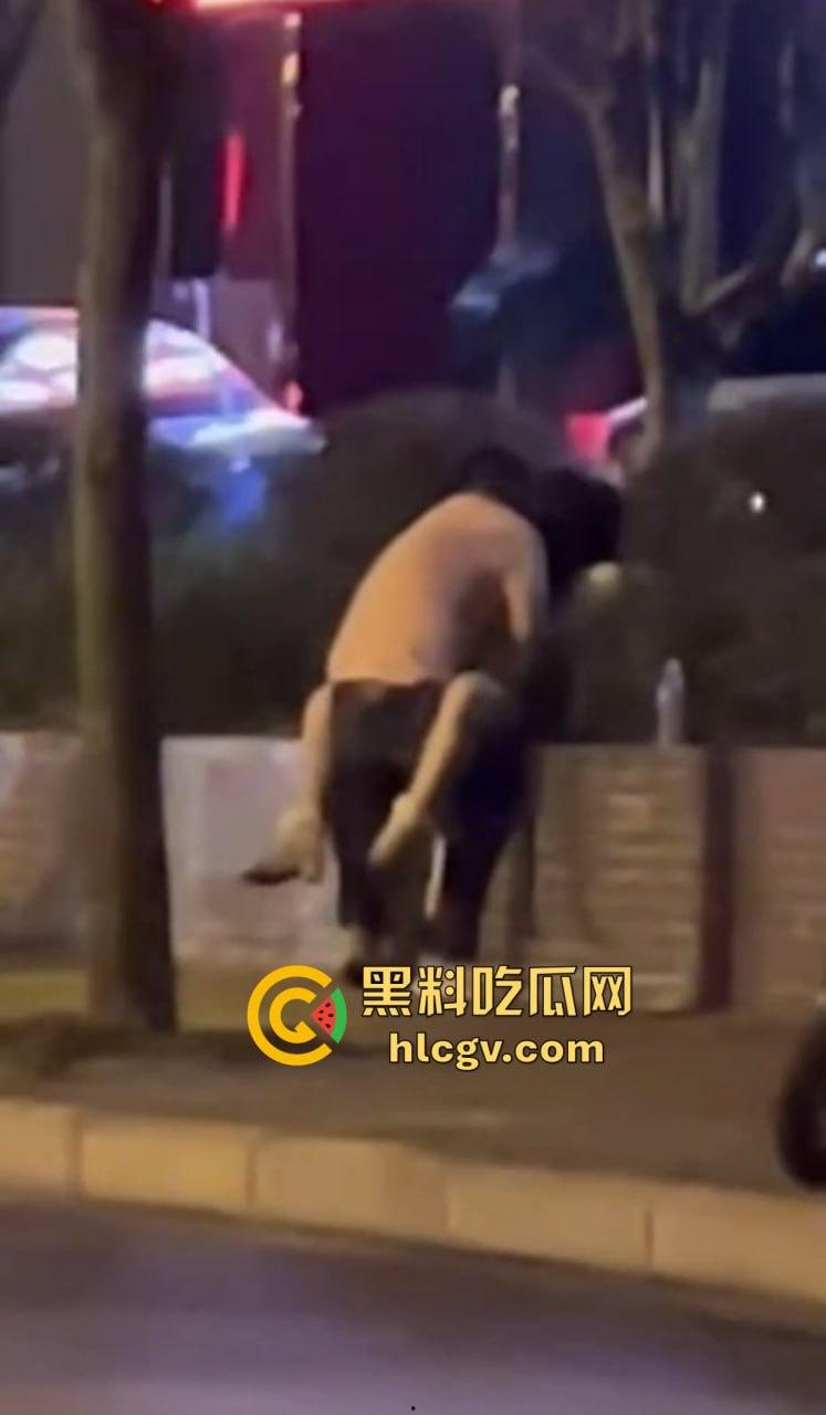 柳州醉酒女子街头遭当众侵犯！人来人往却无人制止，路人冷漠围观拍下全过程！深夜街头直播令人发指！-18