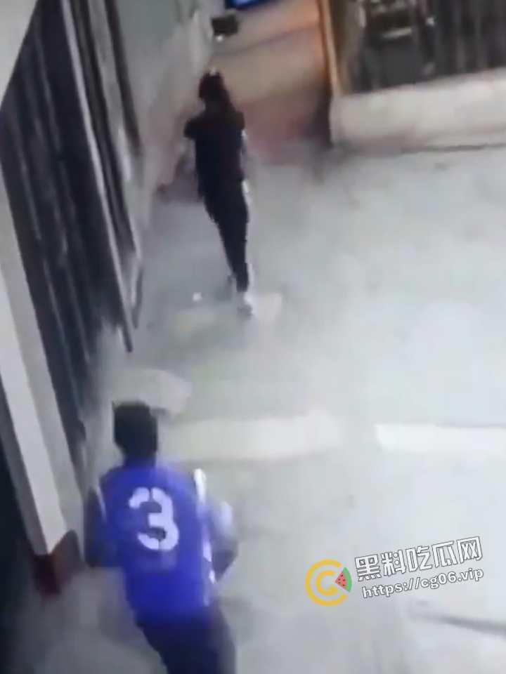 外国男子企图强奸路过女性 被路人抓到 绑到电线杆上打死 这就叫民风彪悍 现场画面流出-1