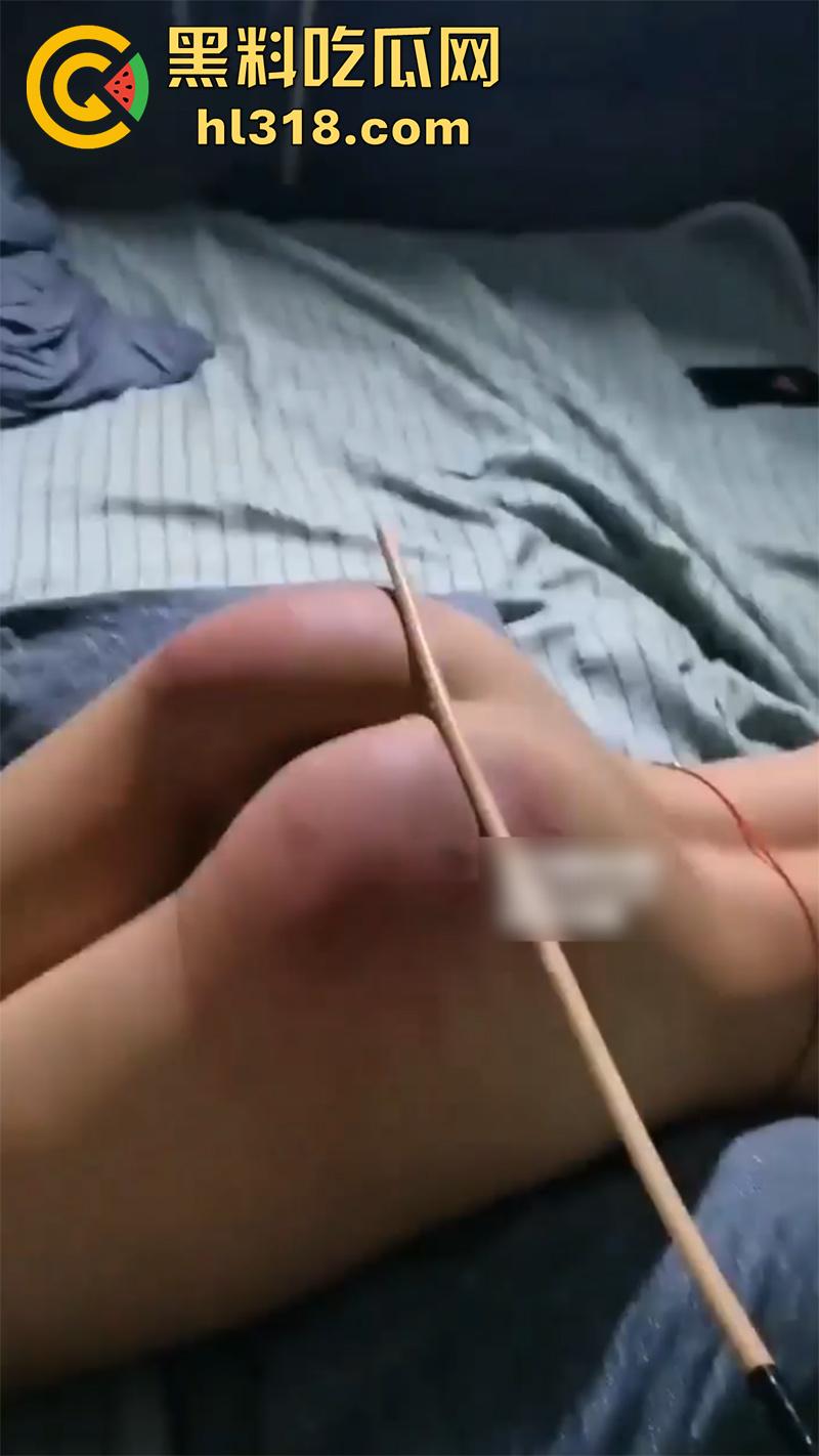 高颜值翘臀母狗，被调教打屁股虐阴合集，自愿当公交车被人轮流操，抽奶扇耳光抽到起飞，淫水都淌拉丝了！-5