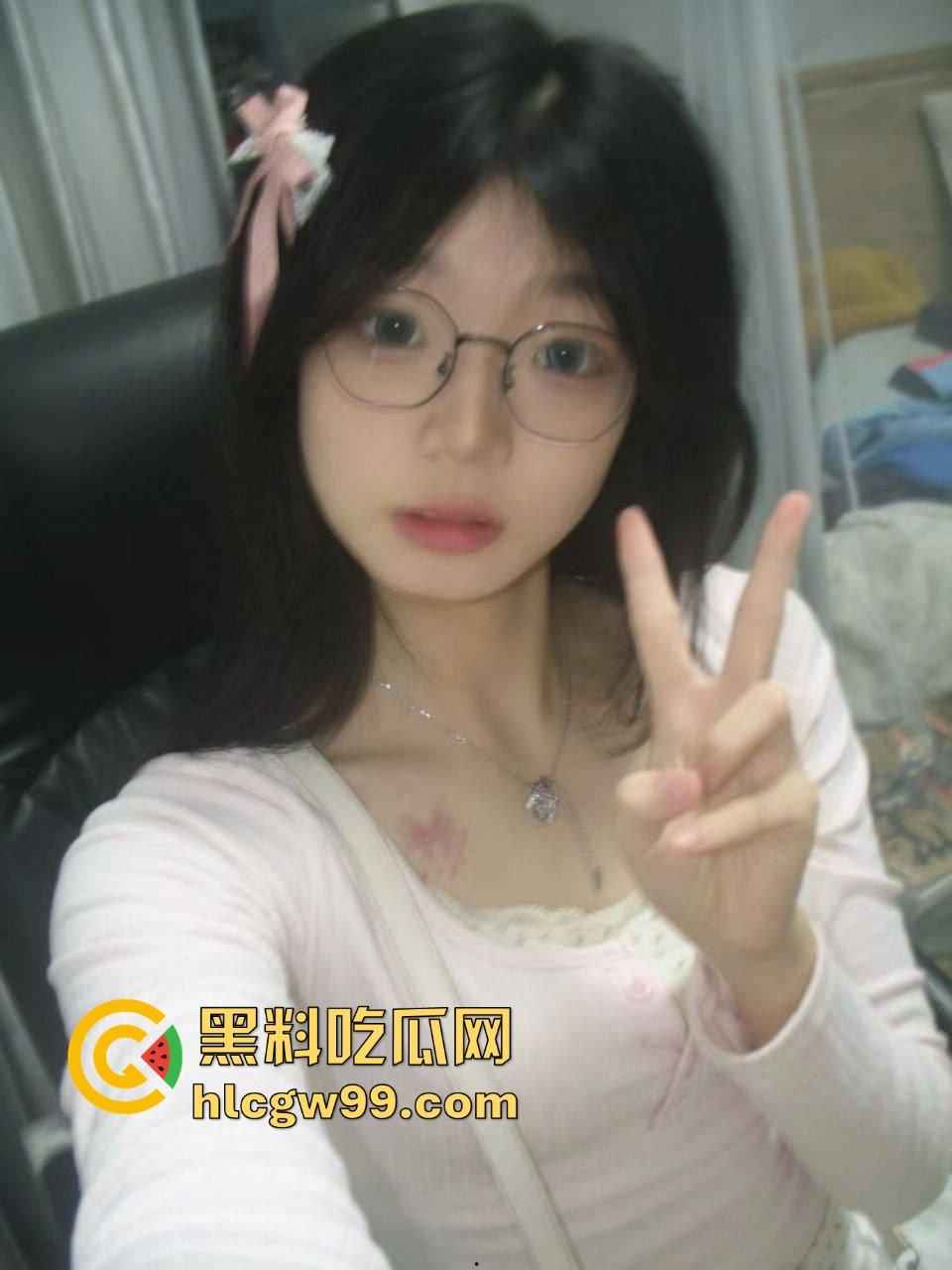 厦门大学眼镜娘『林莫』被炮友干到翻白眼,深喉口爆吞精噗嗤响,翻白眼解锁姿势各种姿势被猛插到失禁!-1