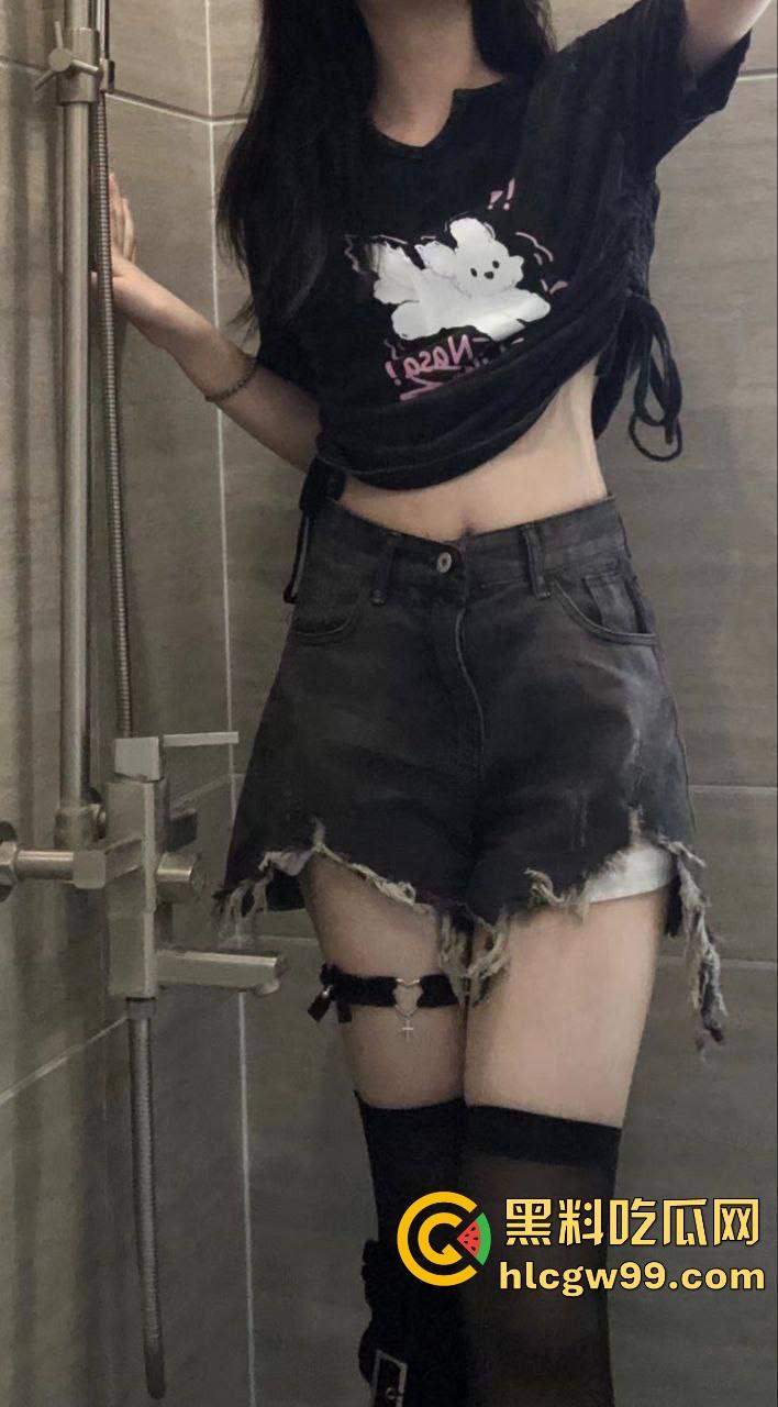 厦门大学眼镜娘『林莫』被炮友干到翻白眼,深喉口爆吞精噗嗤响,翻白眼解锁姿势各种姿势被猛插到失禁!-5