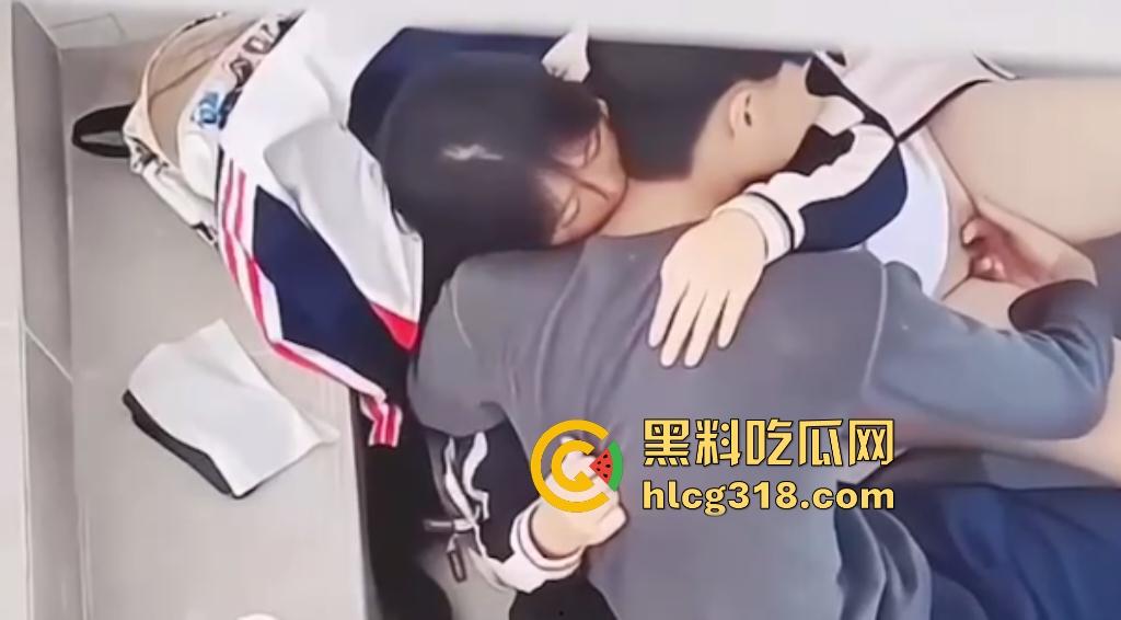 高中生楼道学弟帮学姐自慰，学弟这样子还真有调情的意思！男助女逼流水，喷涌到校服上，明天升旗时肯定一股淫水味！-6